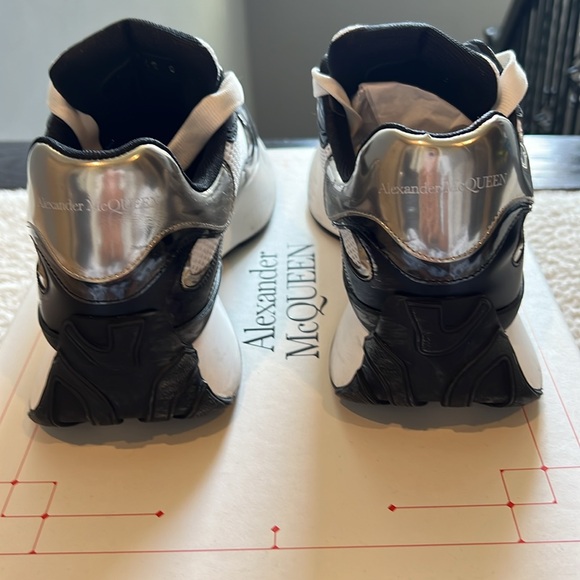 Alexander McQueen’s - Picture 4 of 9